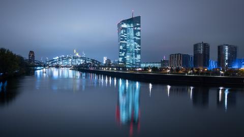 Blick auf die Skyline bei Nacht.