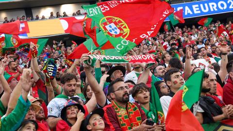 Portugiesische Fans im Stadion. 