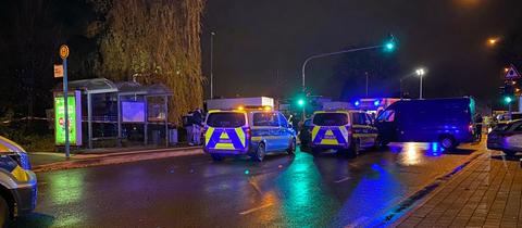 Einsatzfahrzeuge am Tatort in Frankfurt-Praunheim