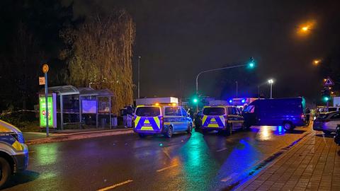 Einsatzfahrzeuge am Tatort in Frankfurt-Praunheim