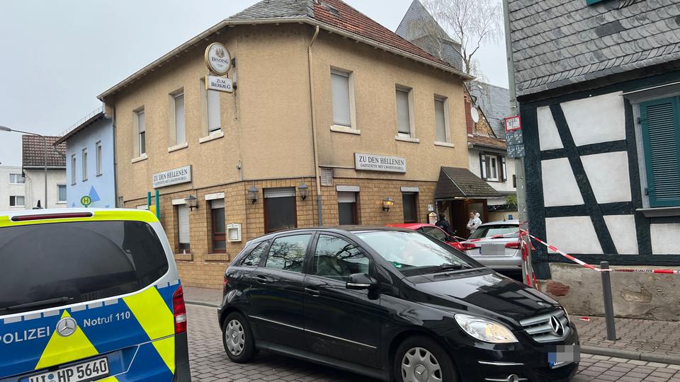 Polizei vor einem Gebäude, in dem sich ein Restaurant befindet