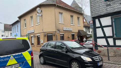 Polizei vor einem Gebäude, in dem sich ein Restaurant befindet