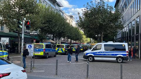 Mehrere Polizeiautos stehen in einer Frankfurter Fußgängerzone.