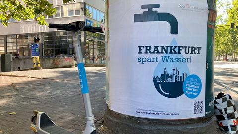 Plakat an Litfaßsäule "Frankfurt spart Wasser"