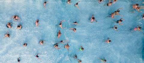 Luftaufnahme: Obenansicht von Menschen im Schwimmbecken