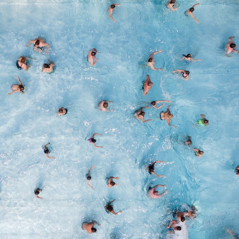 Luftaufnahme: Obenansicht von Menschen im Schwimmbecken