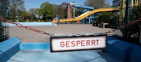 Ein Schild mit der Aufschrifft "Gesperrt" hängt an einem Becken in einem Freibad.