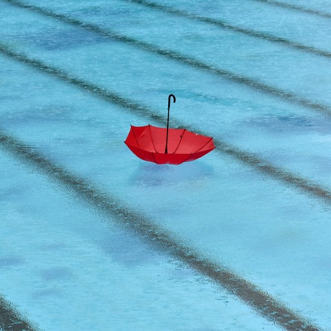 Regenschirm im Freibad