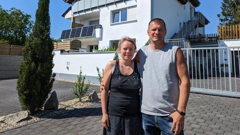 Frank Freygang und seine Lebenspartnerin vor dem Haus, in dem Mietnomadin Pia W. eine Wohnung bezogen hatte.