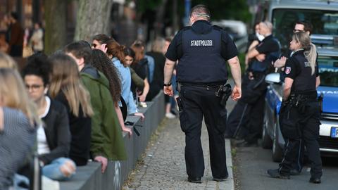 Feiernde und Polizei am Friedberger Markt in Frankfurt