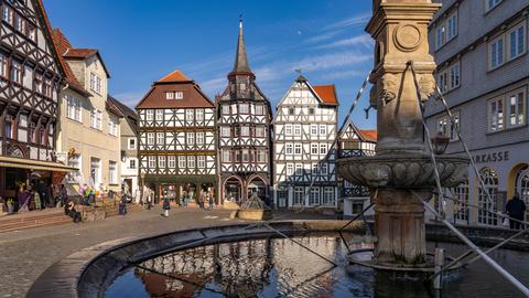 Das Bild zeigt Fachwerkhäuser, das Kaufmannsgildehaus St. Michaelis und den Rolandsbrunnen auf dem Marktplatz in Fritzlar (Schwalm-Eder-Kreis).