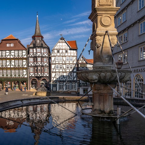 Das Bild zeigt Fachwerkhäuser, das Kaufmannsgildehaus St. Michaelis und den Rolandsbrunnen auf dem Marktplatz in Fritzlar (Schwalm-Eder-Kreis).