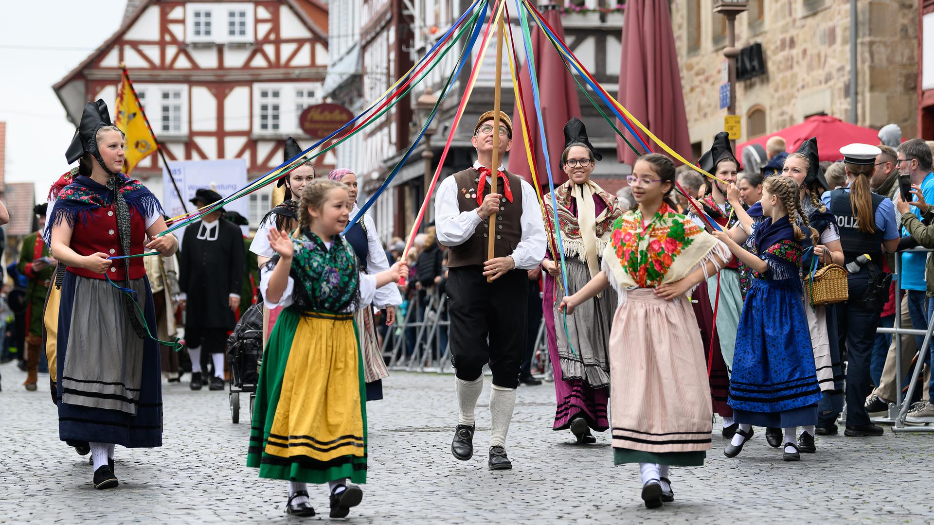 Hessentag 2024 in Fritzlar klingt mit Festumzug aus hessenschau.de