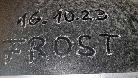 Frost auf einer Autoscheibe in Gründau-Rothenbergen