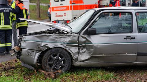 Unfallwagen steht am Fahrbahnrand in Fürth (Bergstraße)