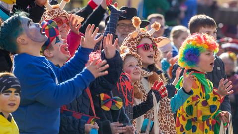 Verkleidete Kinder bestaunen Umzug in Fulda