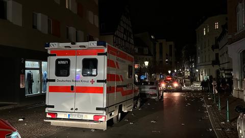 Krankenwagen auf Straße, wo vorher Faschingsumzug war.