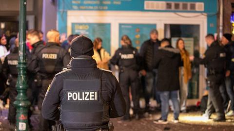 Polizist in Fuldaer Innenstadt, im Hintergrund Personenkontrolle
