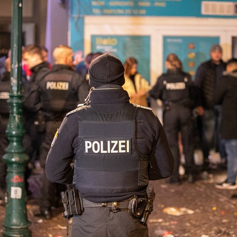 Polizist in Fuldaer Innenstadt, im Hintergrund Personenkontrolle