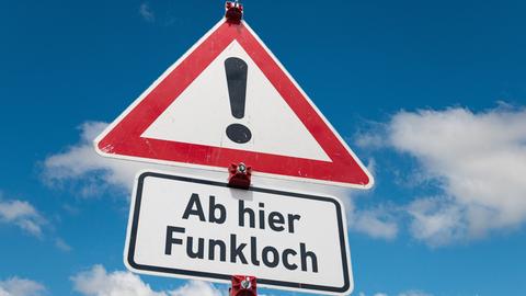 Das Hinweisschild warnt davor, dass es hier ein Funkloch gibt.