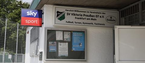 Ein Schild, auf dem steht "Herzlich Willkommen im Vereinsheim des SV Viktoria Preußen 07 e.V. Frankfurt am Main"