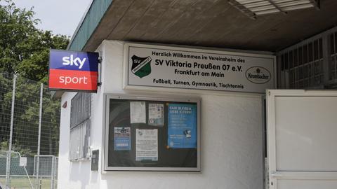 Ein Schild, auf dem steht "Herzlich Willkommen im Vereinsheim des SV Viktoria Preußen 07 e.V. Frankfurt am Main"