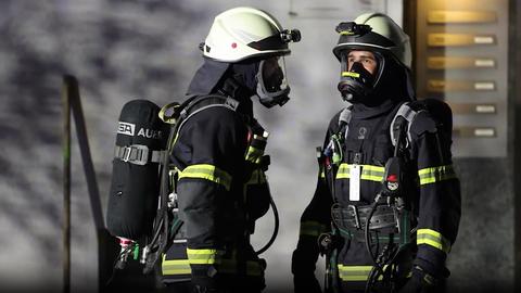 Feuerwehrkräfte mit Beatmungsgeräten