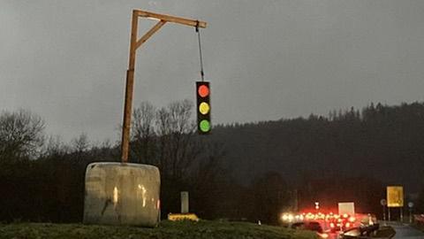 Dieser Galgen wurde an einem Kreisel in der Nähe von Cölbe aufgestellt.