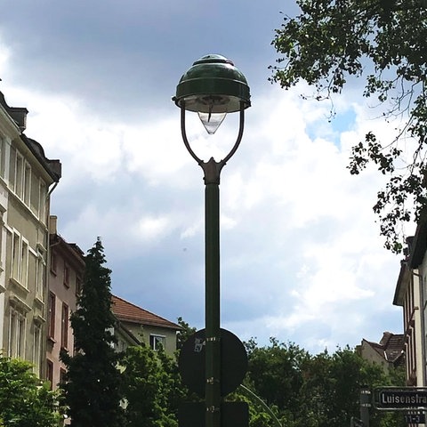 Kombo mit Gaslaterne in Straße am Tag und Detailaufnahme bei Nacht