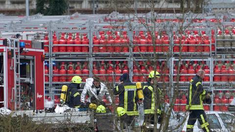 Feuerwehrleute arbeiten auf dem Gelände eines Flüssiggas-Abfüllbetiebes in Hadamar.