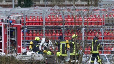 Feuerwehrleute arbeiten auf dem Gelände eines Flüssiggas-Abfüllbetiebes in Hadamar.