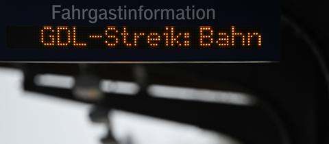 Der Hinweis GDL-Streik leuchtet auf einer Fahrgastinformationsanzeige in einem Bahnhof auf.