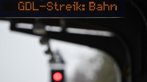 Der Hinweis GDL-Streik leuchtet auf einer Fahrgastinformationsanzeige in einem Bahnhof auf.