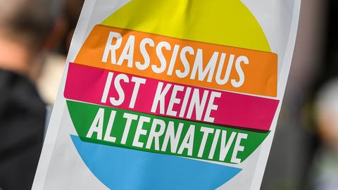 Transparent mit der Aufschrift "Rassismus ist keine Alternative"