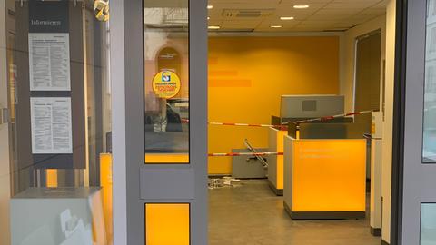 Spuren der Geldautomatensprengung in Neu-Isenburg