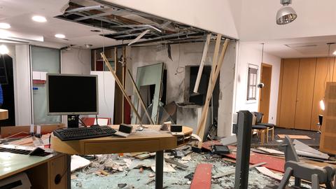 Chaos nach Explosion in Büroraum
