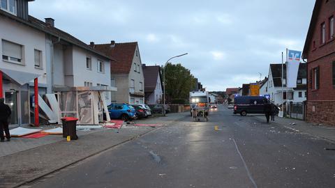 Gesprengter Geldautomat in Hasselroth - die Trümmer flogen bis zur gegenüberliegenden Straßenseite.