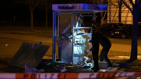 Polizeiabsperrung vor kaputtem Geldautomat