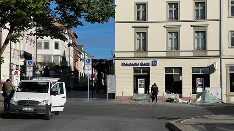 Geldautomatensprengung: zersplittertes Glas und ein Polizist vor der Deutsche-Bank-Filiale in der Louisenstraße in Bad Homburg