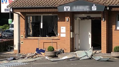 Schäden vor der Bankfiliale nach der Sprengung.
