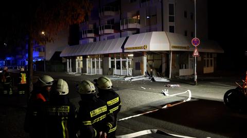 Gesprengter Geldautomat in einem Bankgebäude in Obertshausen