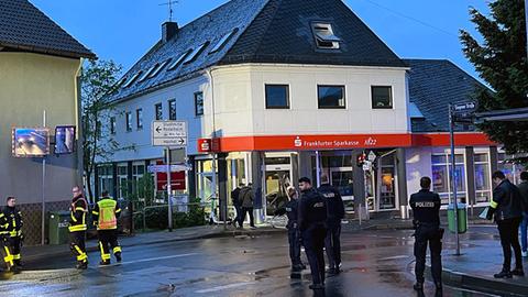 Einsatzkräfte an Sparkassen-Filiale in Frankfurt-Sossenheim