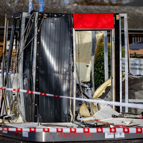 Ein freistehender Geldautomat ist durch die Sprengung komplett zerstört
