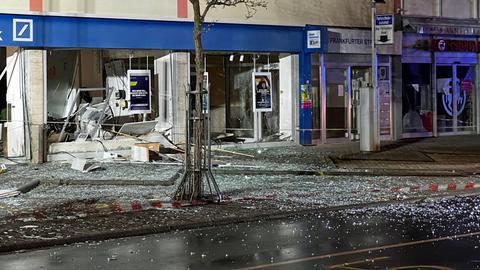 Scherben auf der Straße vor einer Bankfiliale