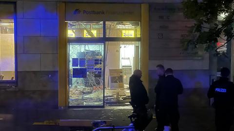 Die Postbankfiliale in Neu-Isenburg sieht verwüstet aus. 