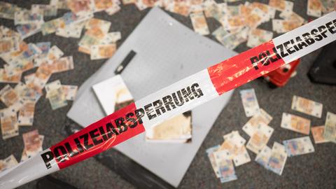 Musterbanknoten liegen während einer Pressekonferenz zum Kampf gegen Geldautomatensprengungen im Landeskriminalamt Hessen vor einem Geldautomat, der zu Testzwecken durch das LKA gesprengt wurde (Symbolbild)