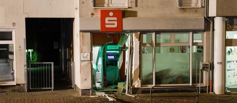 Geldautomat einer Sparkassen-Filiale in Frankfurt-Niederursel gesprengt