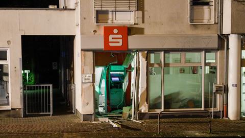 Geldautomat einer Sparkassen-Filiale in Frankfurt-Niederursel gesprengt