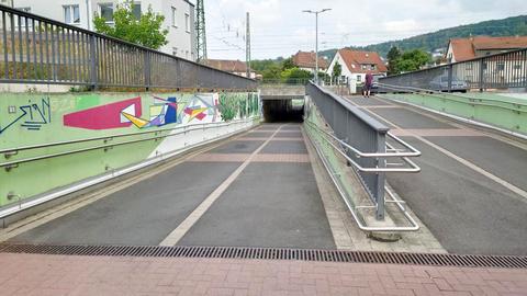 Lange Rampen einer barrierefreien Fußgänger-Unterführung.