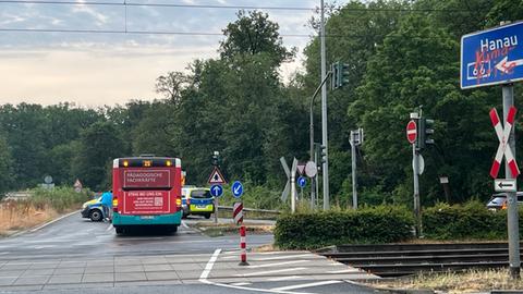 Polizeiabsperrung an der Auffahrt zur A66 in Frankfurt-Bergen-Enkheim